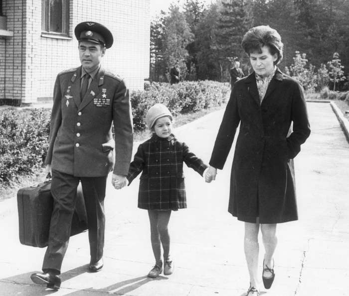 По слухам, брак Андрияна Николаева и Терешковой был спланирован самим Никитой Хрущевым. Вскоре на свет появилась единственная дочь космонавтов Елена