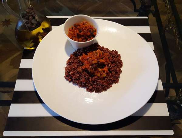 Красный рис с овощами и оливковым маслом с белыми грибами