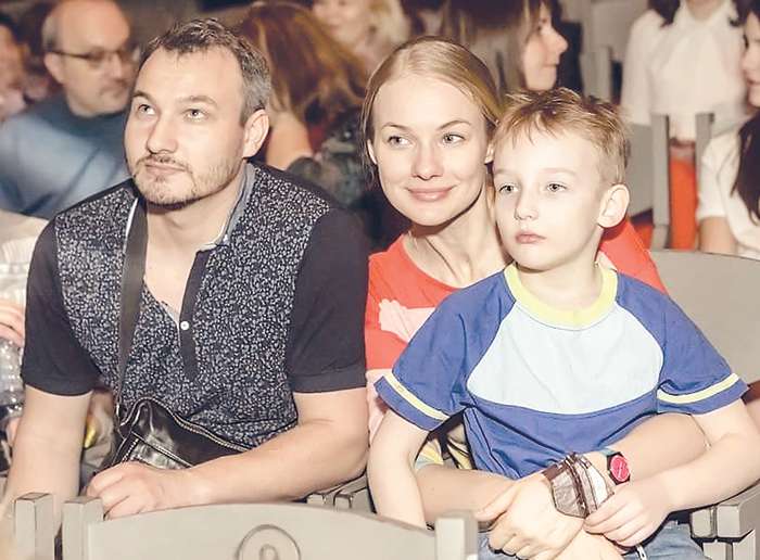 Елена и Дмитрий познакомились на съемках сериала. По сюжету она играла маму, а он сына Ивана. Интересно, что Иваном супруги назвали и своего мальчика