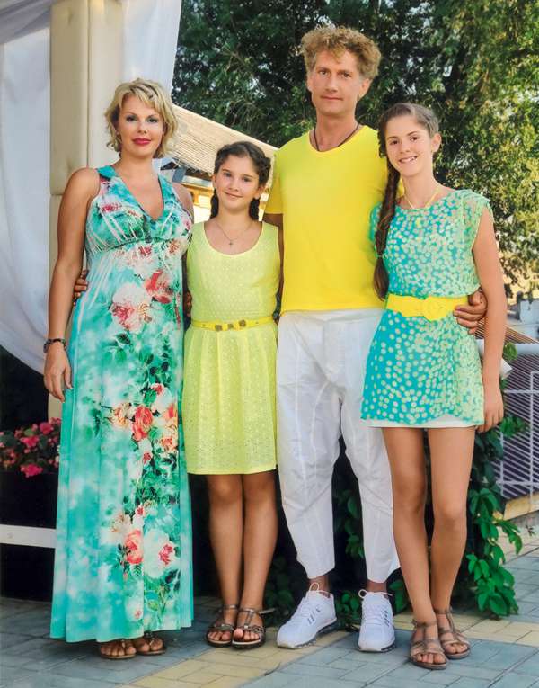 С дочерьми, Ярославой (на фото – слева) и Василисой, и женой Полиной