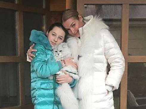 Ариадна и Анастасия Волочкова с котом Лакки