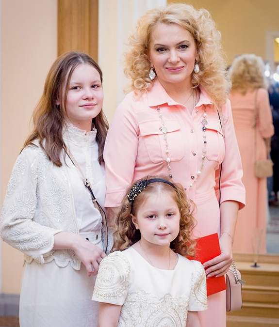 Бывшую супругу Гоши Марию Порошину сопровождали муж Илья Древнов и дочери — Серафима и Аграфена