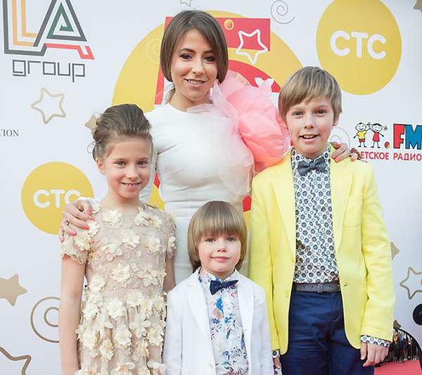 Юлия Барановская со своими очаровательными детьми: Яной, Арсением, Артемом