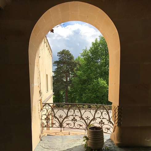 Работы по благоустройству здесь не прекращаются Работы по благоустройству здесь не прекращаются