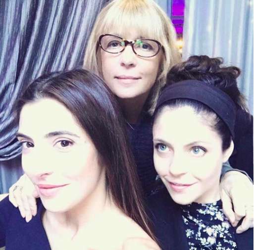 Вера Глаголева с дочерями: Марией Нахапетовой (справа) и Анной Нахапетовой (слева)