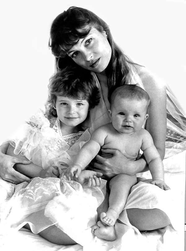 Анна с мамой Аллой и младшей сестрой Александрой