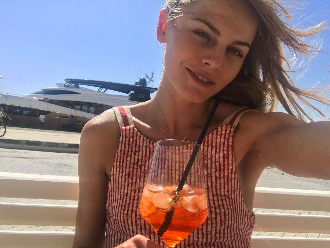 Актриса Анастасия Стежко улетела на отдых в Сицилию