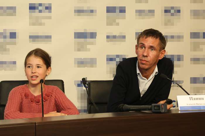 Алексей Панин с дочерью на пресс-конференции