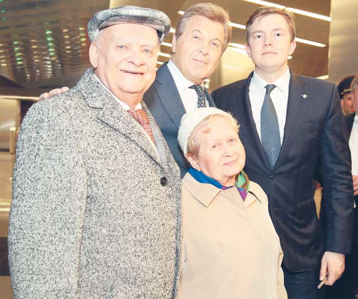 Супруги Александра Пахмутова и Николай Добронравов уже многие годы дружат со Львом Лещенко