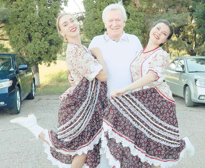 Аристарх Ливанов и шагу не мог пройти, чтобы не сфотографироваться с местными жителями