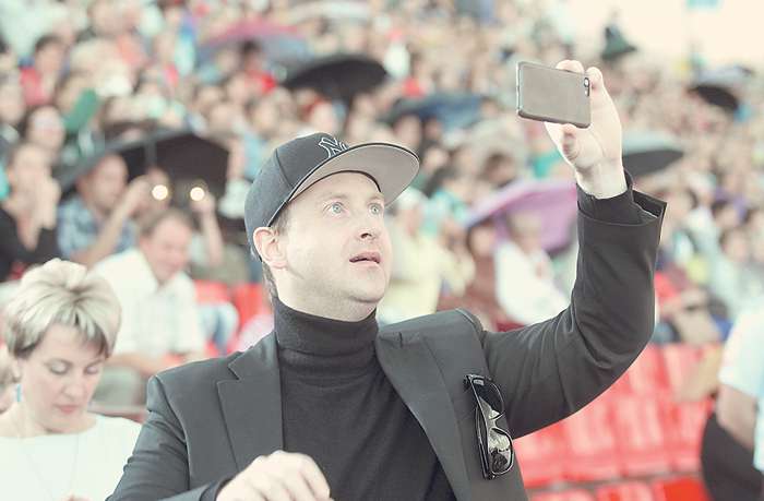 Звезда сериала «Кухня» Дмитрий Тарасов давно известен своим увлечением фотографией. Актер старался не пропустить ничего интересного Звезда сериала «Кухня» Дмитрий Тарасов давно известен своим увлечением фотографией. Актер старался не пропустить ничего интересного