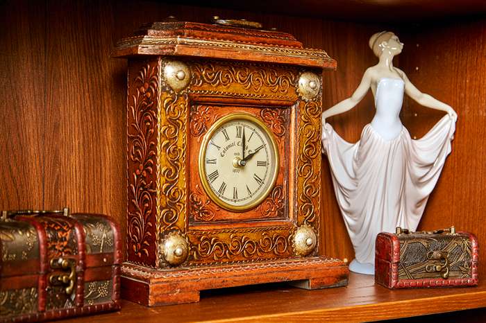 Антикварные часы в колониальном стиле – подарок друзей