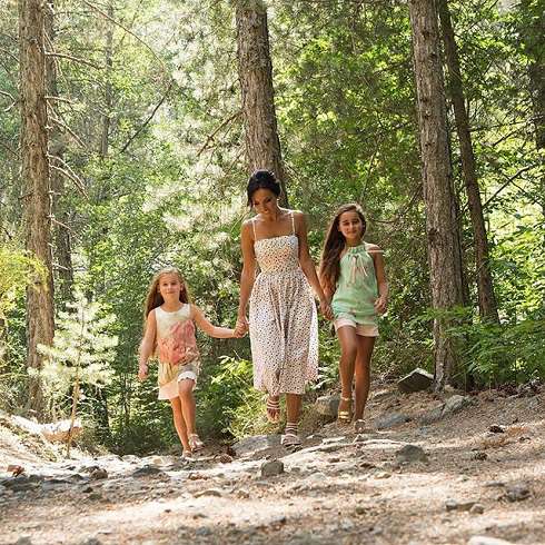 Певица выглядит немногим старше своих дочек Певица выглядит немногим старше своих дочек