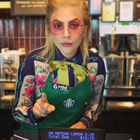 Леди Гага в недавних пор стала сотрудником кофейни Starbucks