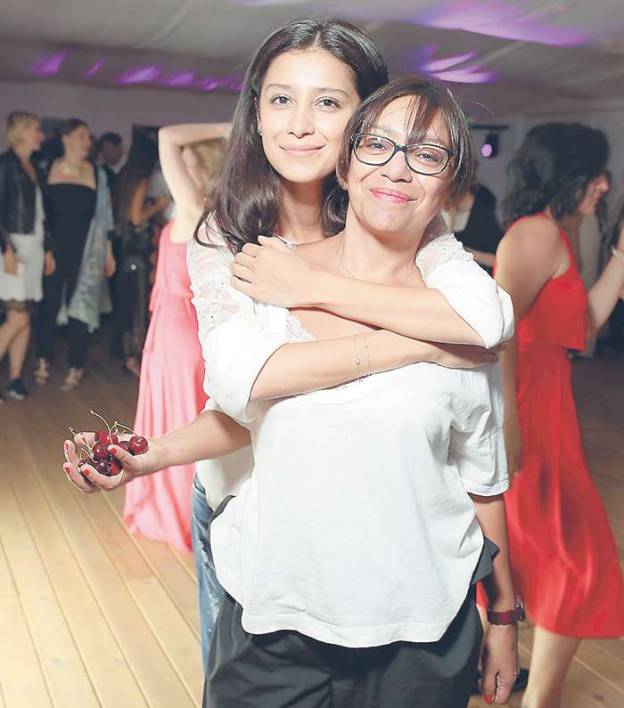 Мама Равшаны, актриса и режиссер Рано Кубаева, иногда выходит в свет вместе со своей знаменитой дочерью