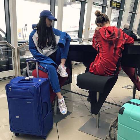 Водонаева и дочка Седоковой Алина скучают в аэропорту Минска