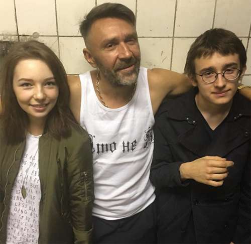 Сергей Шнуров с дочкой и сыном