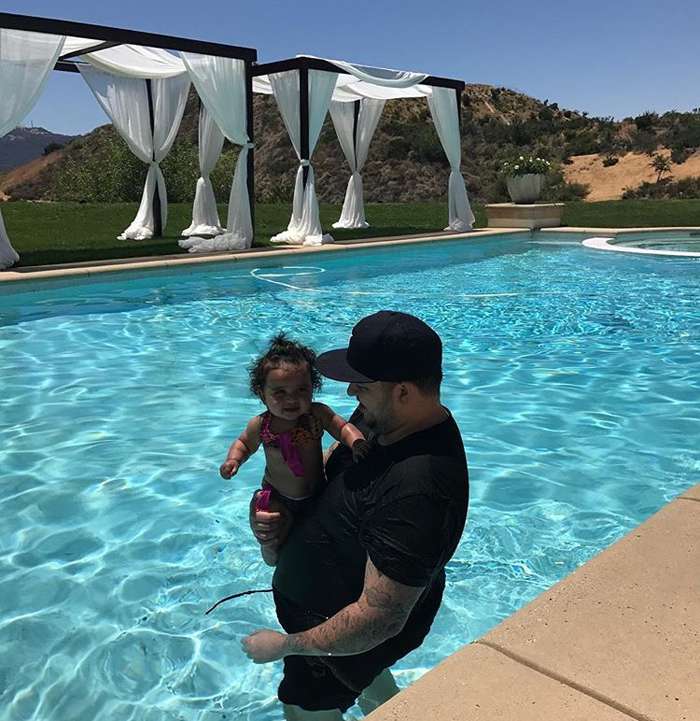 Роб Кардашьян с дочерью проводят время в бассейне