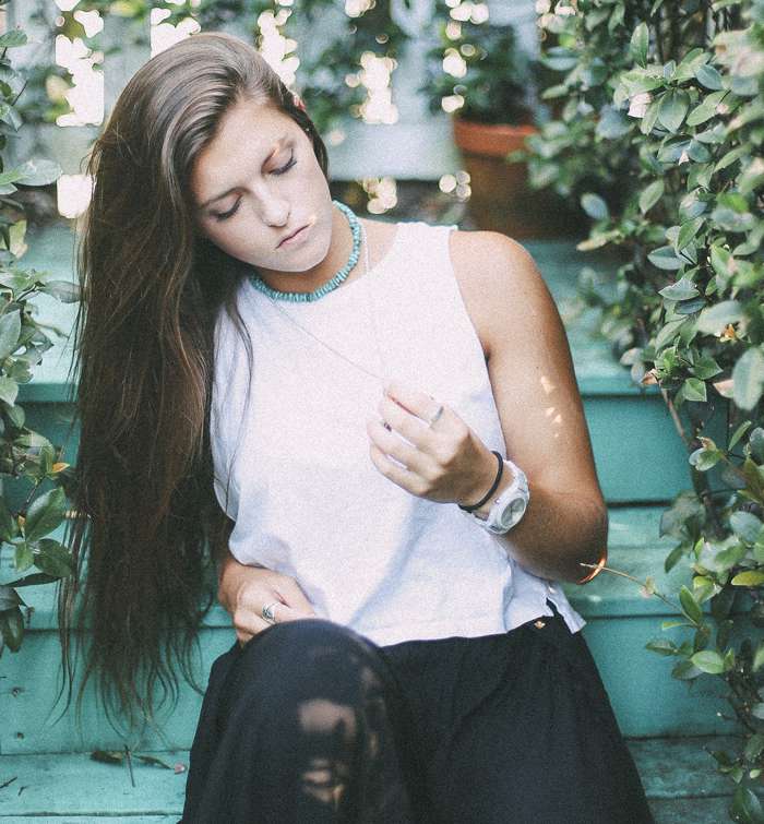 Горючими слезами от удушливых обид за детские невзгоды и лишения плачут уже взрослые люди Горючими слезами от удушливых обид за детские невзгоды и лишения плачут уже взрослые люди