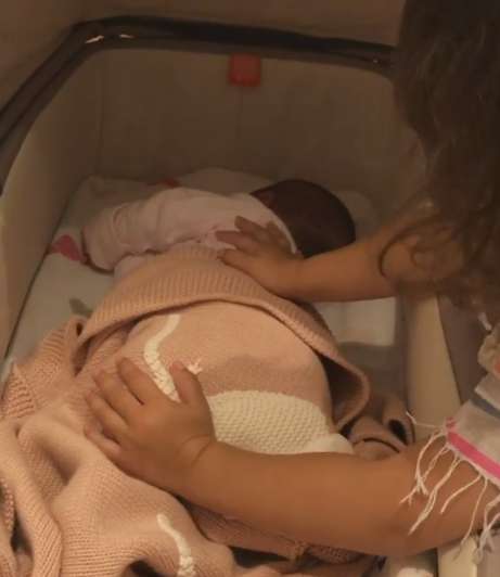 Маленькая дочь Мирославы Думы Анна помогает маме в уходе за новорожденной сестренкой