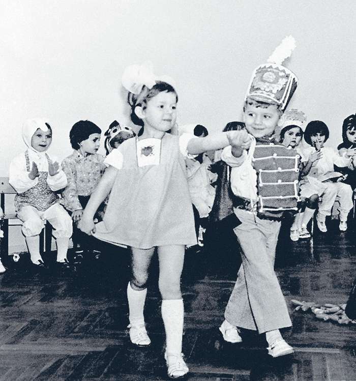 Еще в детском саду у меленького Саши проявилась любовь к танцам