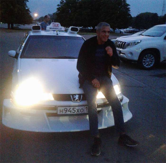 Сами Насери не удержался от фотографии с легендарным Taxi