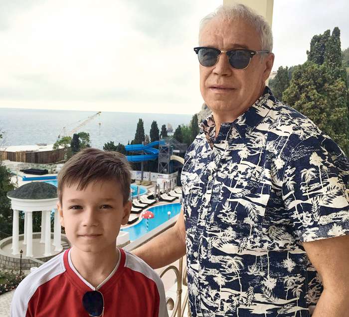 Разница между старшей дочерью Дашей и младшим сыном Ваней – восемнадцать лет Разница между старшей дочерью Дашей и младшим сыном Ваней – восемнадцать лет