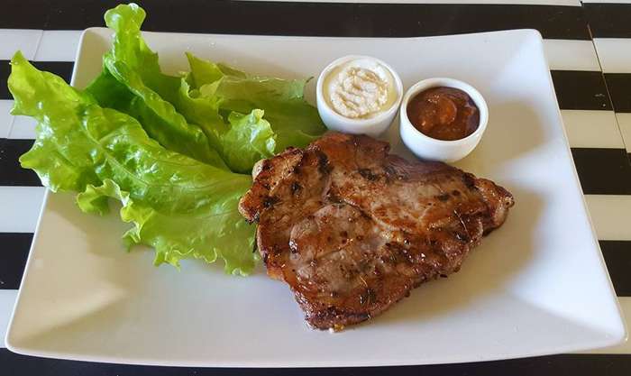 Стейк из свинины в можжевеловом маринаде