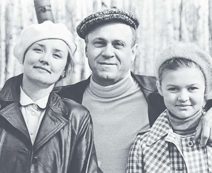 Юная Юля и ее знаменитые родители: режиссер Владимир Меньшов и актриса Вера Алентова