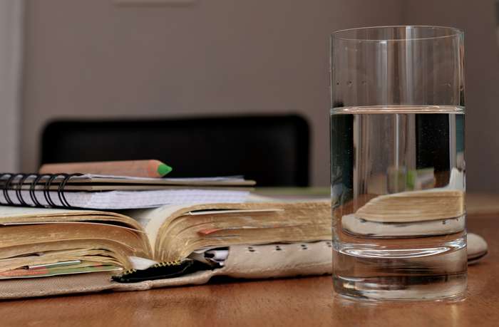 Стакан воды перед едой подготовит желудочно-кишечный тракт к приему пищи Стакан воды перед едой подготовит желудочно-кишечный тракт к приему пищи