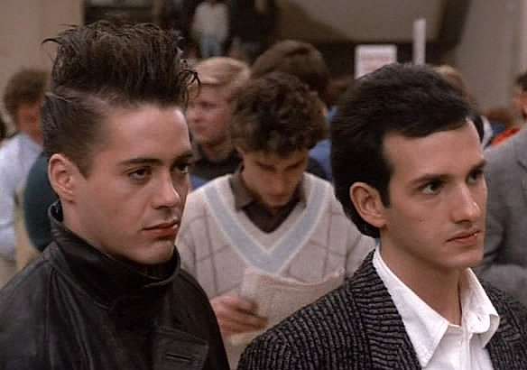 В юности Дауни-младший был весьма многообещающим актером, но он пристрастился к наркотикам и получил тюремный срок В юности Дауни-младший был весьма многообещающим актером, но он пристрастился к наркотикам и получил тюремный срок