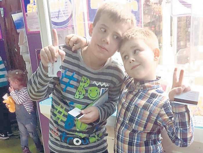 Сыновья Федор и Георгий родились в ранних браках актера, тем не менее Кирилл старается общаться с мальчиками как можно чаще Сыновья Федор и Георгий родились в ранних браках актера, тем не менее Кирилл старается общаться с мальчиками как можно чаще