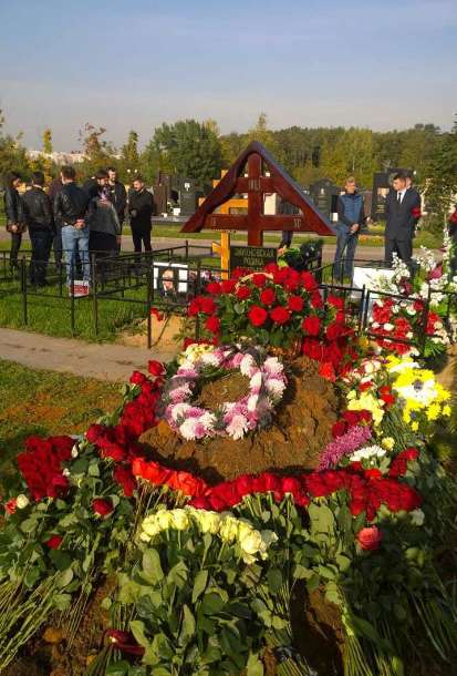 Экс-солистку «Банд’Эрос» предали земле на Троекуровском кладбище