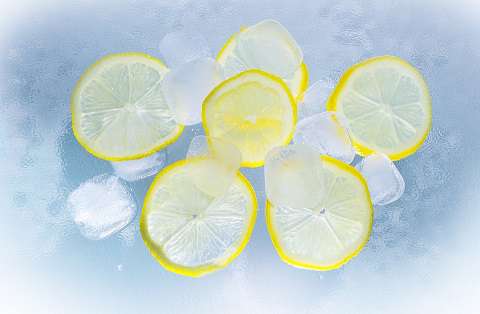 Заморозьте лимон и протирайте лицо кубиками льда