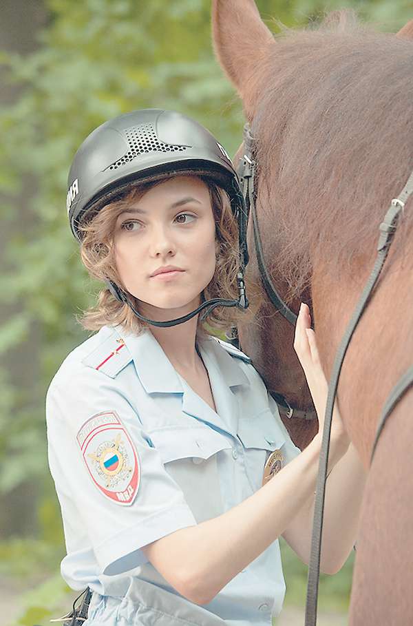 Роль самой красивой сотрудницы конной полиции Анастасии исполнила молодая актриса Стася Милославская