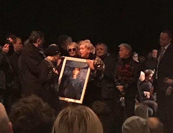 В конце церемонии прощания Поргина подарила Чуриковой ее портрет - так завещал Караченцов
