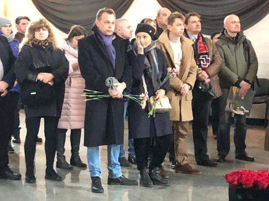 Владимир Левкин с женой на прощании с Евгением Осиным