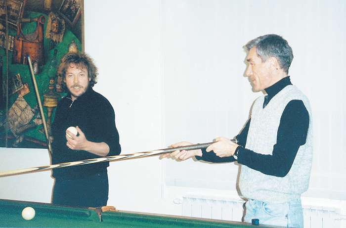 90-е годы. Юрий Николаев и Андрей Макаревич играют на биллиарде в клубе, где собирались знаменитости