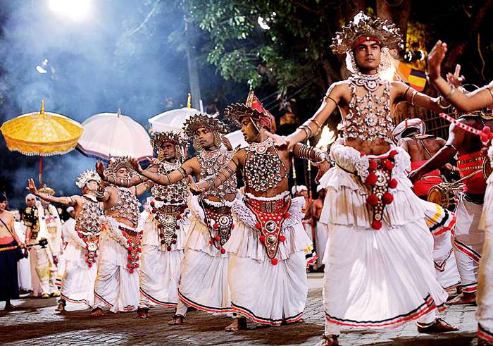 Ланкийские танцы с огнем в городе Канди – одна из ярких достопримечательностей страны