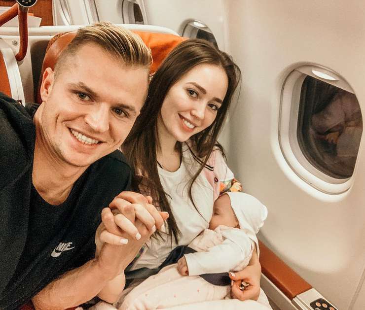 Костенко и Тарасов впервые летят на отдых с дочерью
