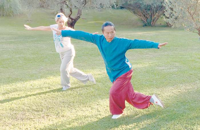 Гимнастикой цигун Ирина занимается и на природе на выездных семинарах, и в домашних условиях Гимнастикой цигун Ирина занимается и на природе на выездных семинарах, и в домашних условиях