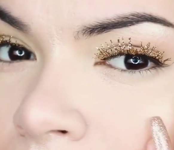 Блестки на ресницах - это что-то новенькое! Блестки на ресницах - это что-то новенькое!