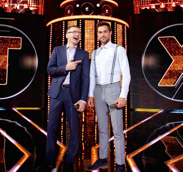 Оказавшись на одной сцене с кумиром Александром Анатольевичем, телеведущий испытал легкий стресс Оказавшись на одной сцене с кумиром Александром Анатольевичем, телеведущий испытал легкий стресс