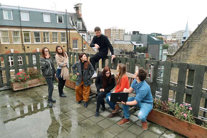 Встречи с друзьями дают заряд положительной энергии Встречи с друзьями дают заряд положительной энергии