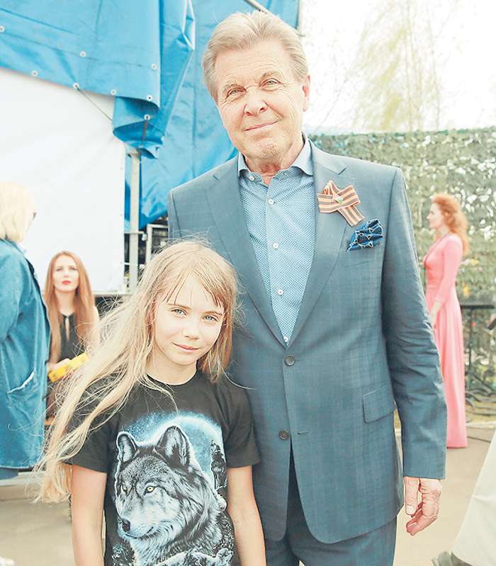 Лев Лещенко с юной поклонницей Алисой