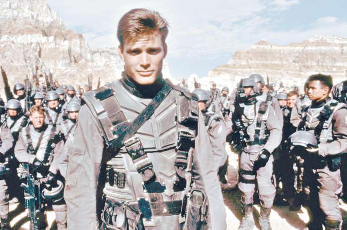 Роль в фильме «Звездный десант» сделала Каспера Ван Дина знаменитым на весь мир Роль в фильме «Звездный десант» сделала Каспера Ван Дина знаменитым на весь мир