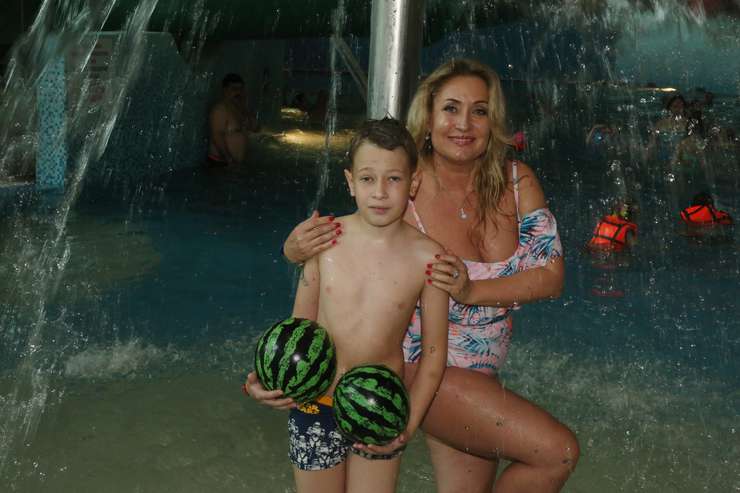 Компания прекрасно провела время в аквапарке. На снимке Алиса Признякова с сыном-именинником