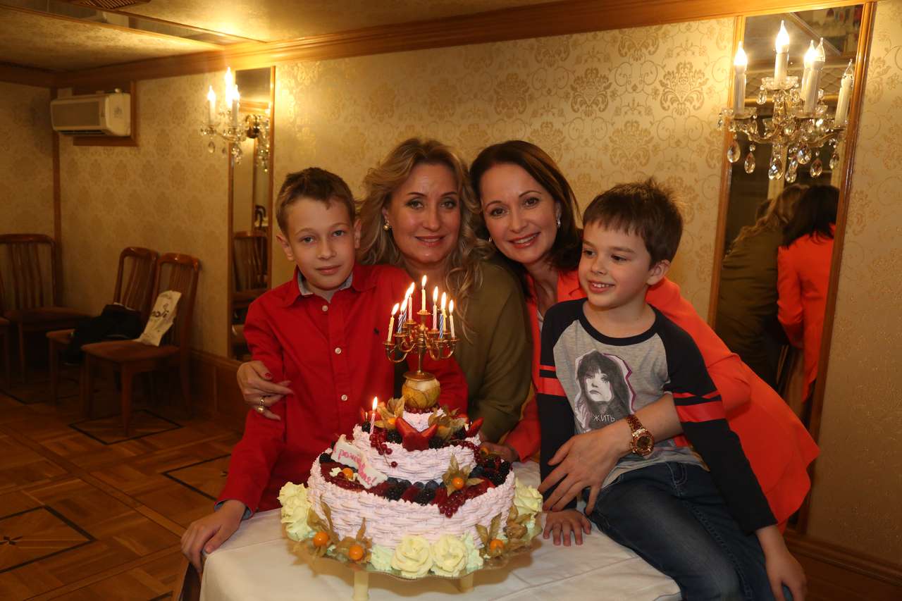 Ольга Кабо с сыном Виктором и Алиса Признякова с сыном Даниэлем с удовольствием попробовали праздничный торт