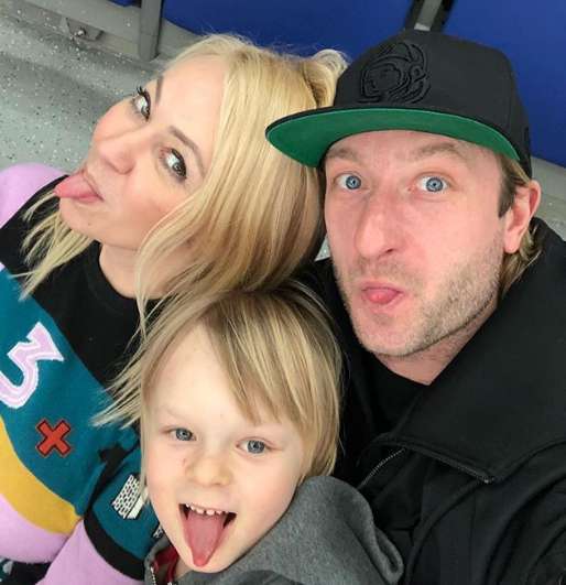 Яна Рудковская и Евгений Плющенко с сыном Сашей