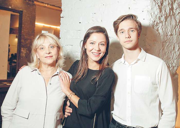 Елена Лядова с мамой и братом